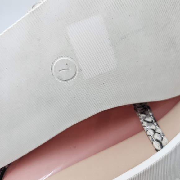 A New Day Eden Snakeskin Toe Loop Sandals Womens 7 Gray Strappy Hook Loop - Picture 9 of 10